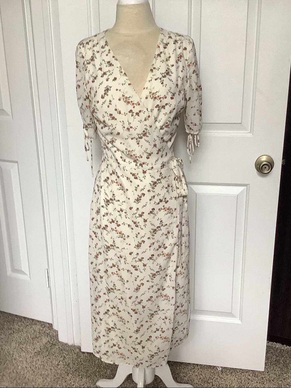 Etophe Studios Cream floral wrap dress. Size M. EUC
